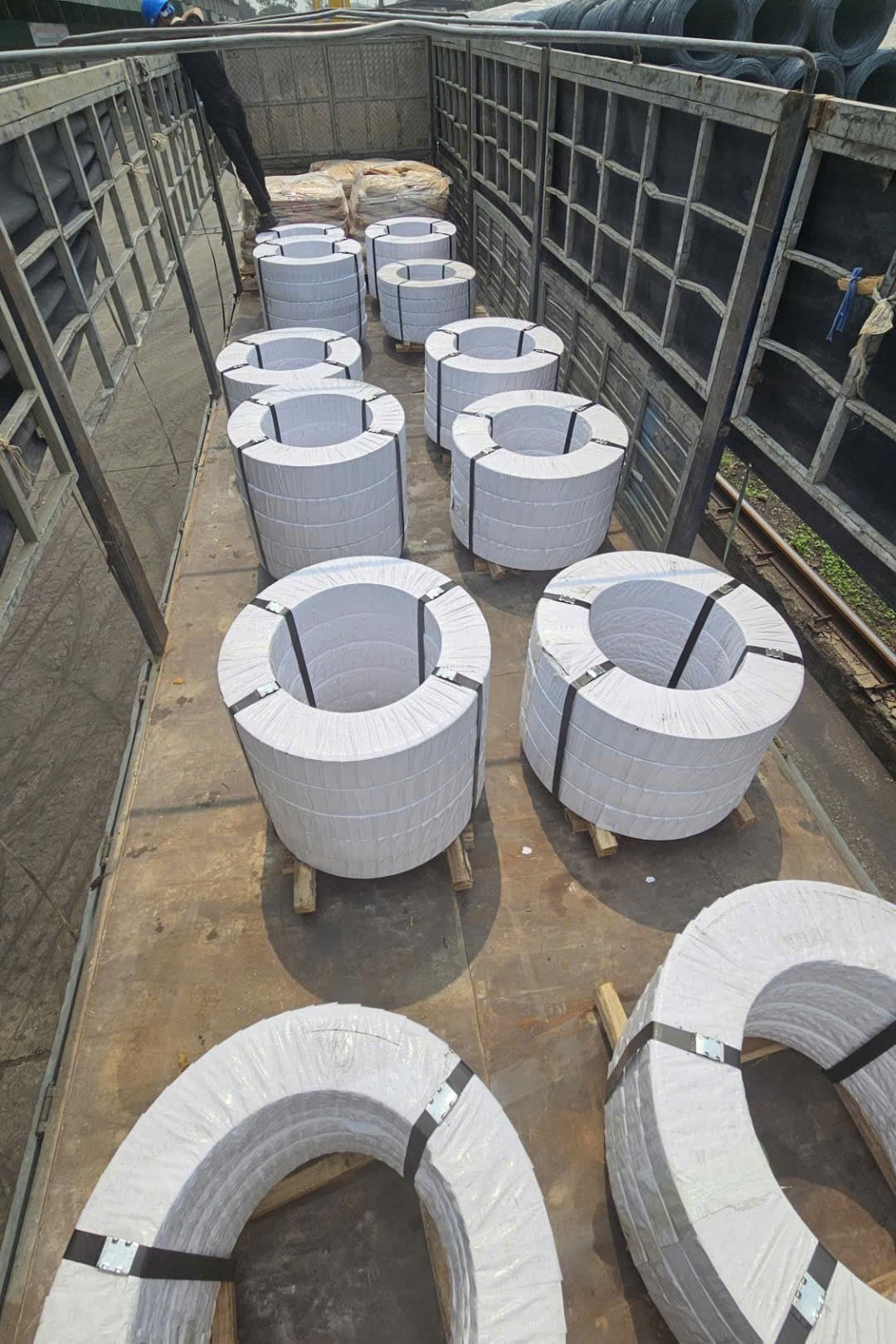 Xe tải chở cuộn dây đai thép đóng kiện pallet xuất kho số lượng lớn