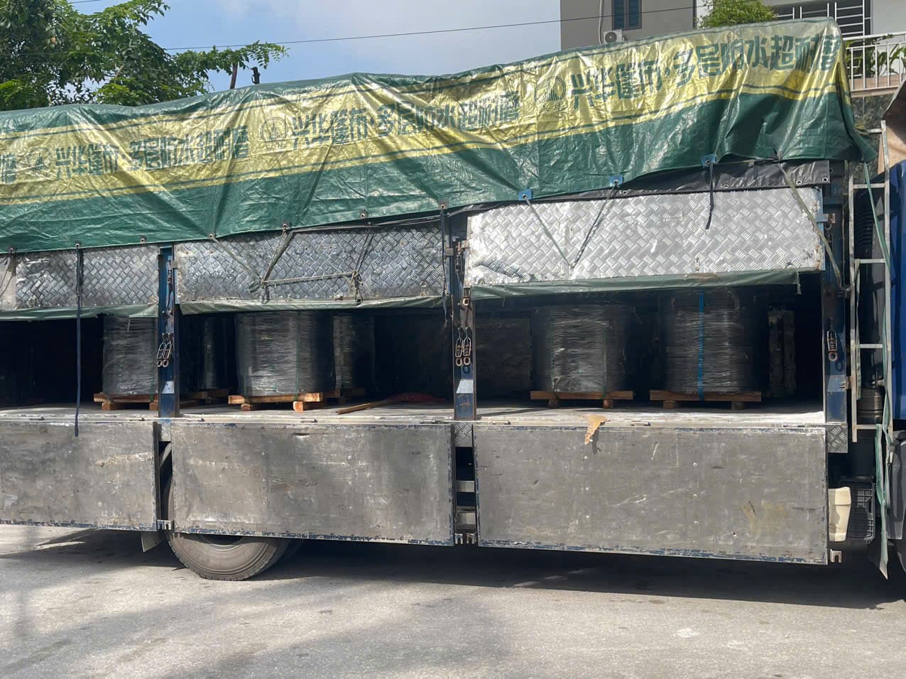 Thùng xe chứa cuộn dây đai thép bọc bảo vệ trước khi giao khách