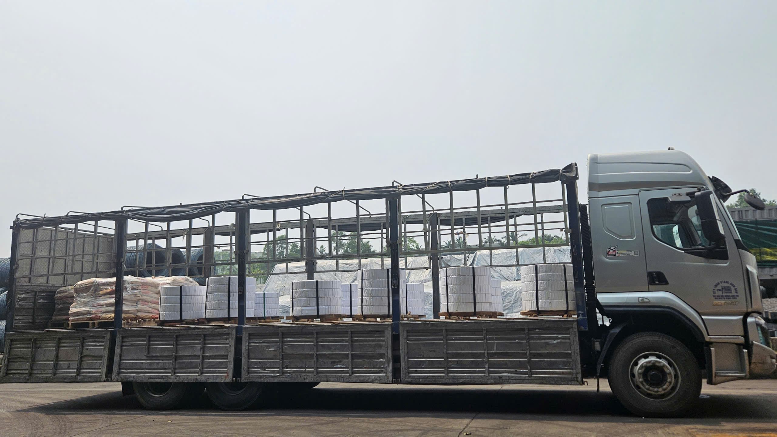 Xe container vận chuyển dây đai thép và vật tư đóng gói công nghiệp